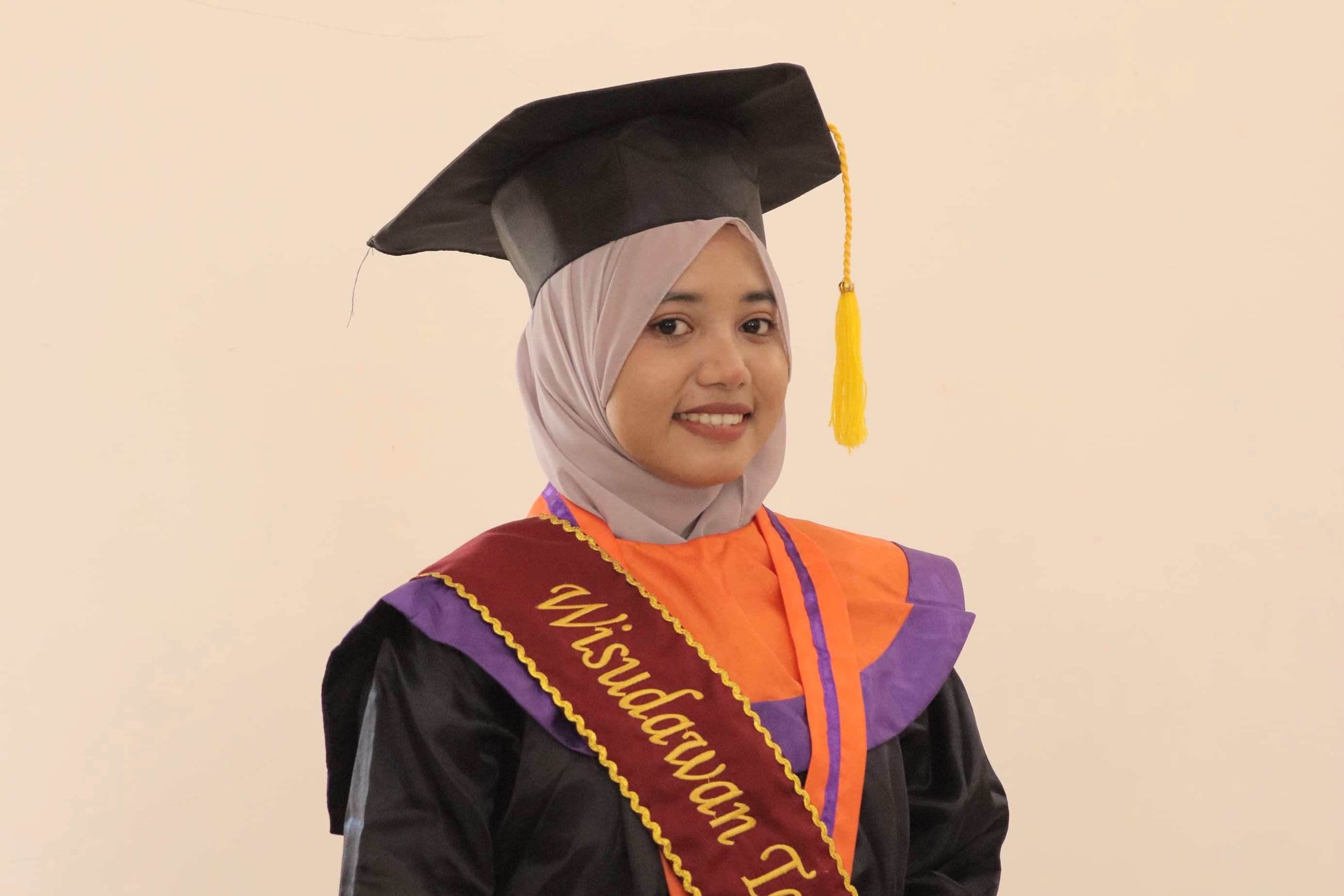 Wisuda Bukan Akhir, Kisah Awal Perjalanan Hidup Putri Niva Nurviani