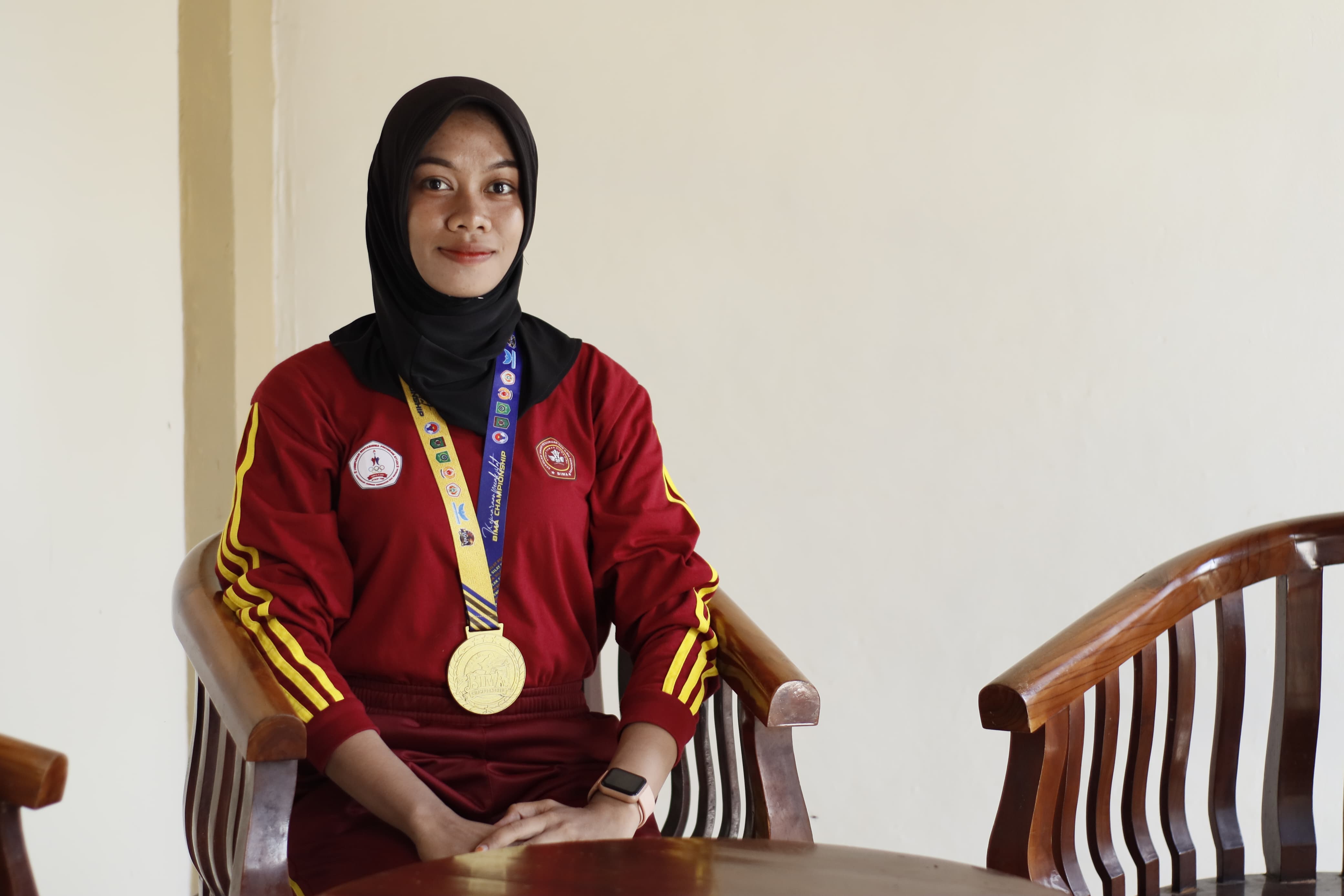 Fhenny, Mahasiswi dari Desa Roi yang Persembahkan Medali Emas untuk Kampus dan Keluarga